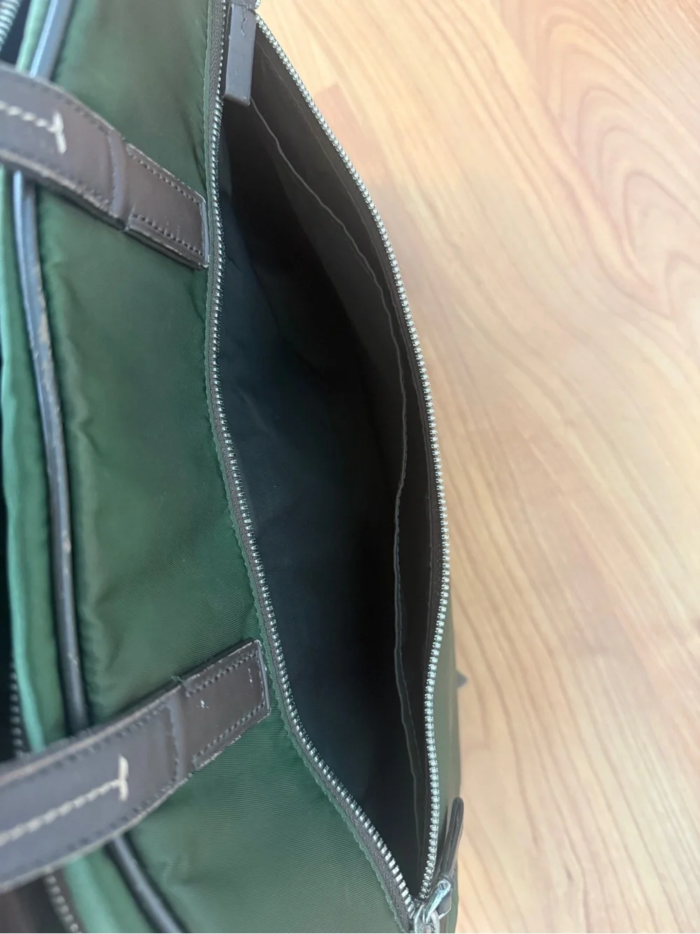 TUMI NYLON BUSINESS BRIEF BAG ARMY GREEN AND BROWN LEATHER HANDLE/TRIM